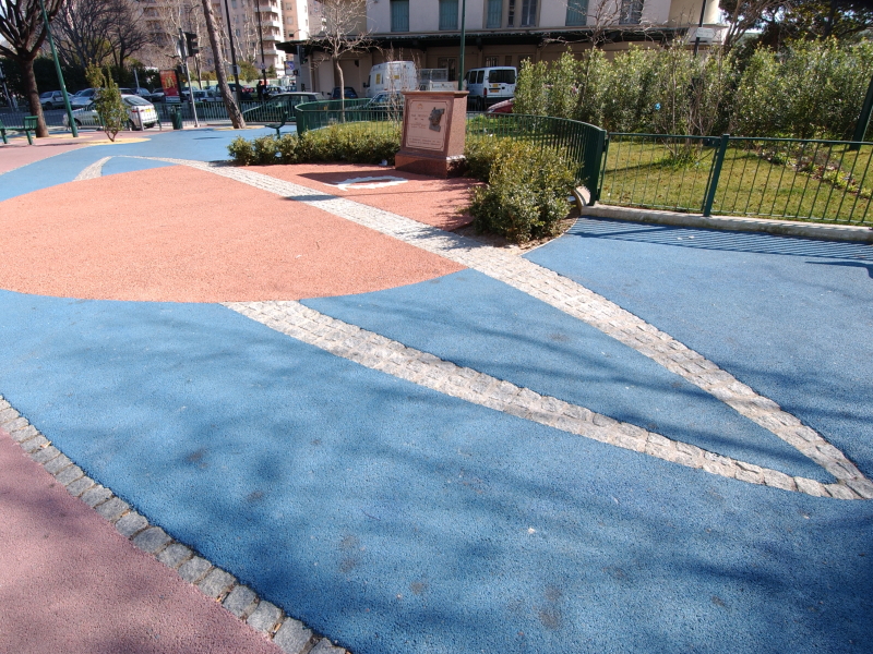 Coloured asphalt often makes use of synthetic binders. It is widely used in urban areas for aesthetic and/or safety reasons. Picture courtesy of Somefor Ressources